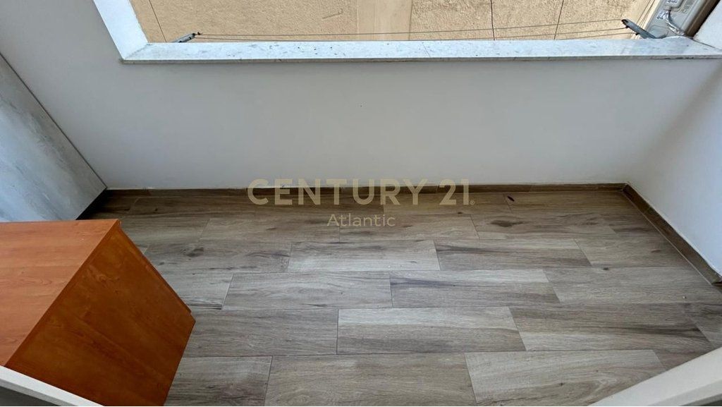 JEPET APARTAMENT ME QERA 2+1+DEPO NE QENDER TE DURRESIT !