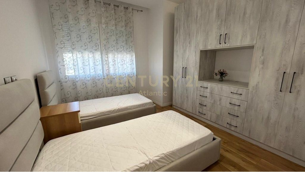 JEPET APARTAMENT ME QERA 2+1+DEPO NE QENDER TE DURRESIT !