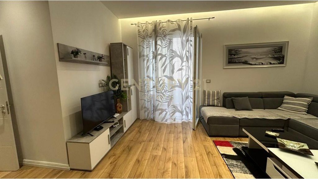 JEPET APARTAMENT ME QERA 2+1+DEPO NE QENDER TE DURRESIT !