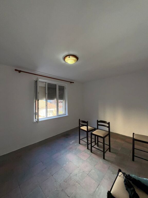 1+1, 2° piano edificio esistente, adiacente all'ospedale tedesco, 130 milioni di lek