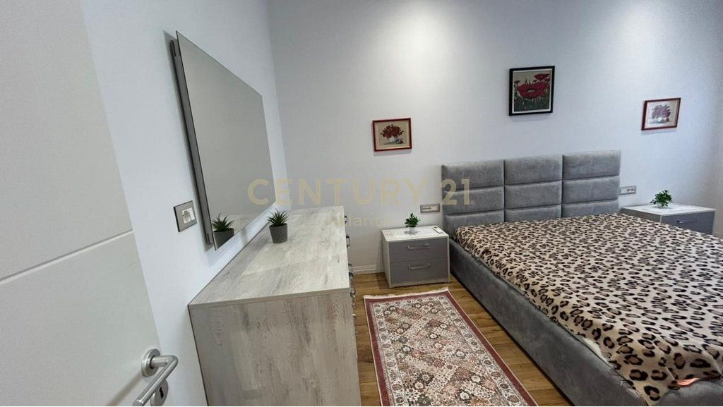 JEPET APARTAMENT ME QERA 2+1+DEPO NE QENDER TE DURRESIT !