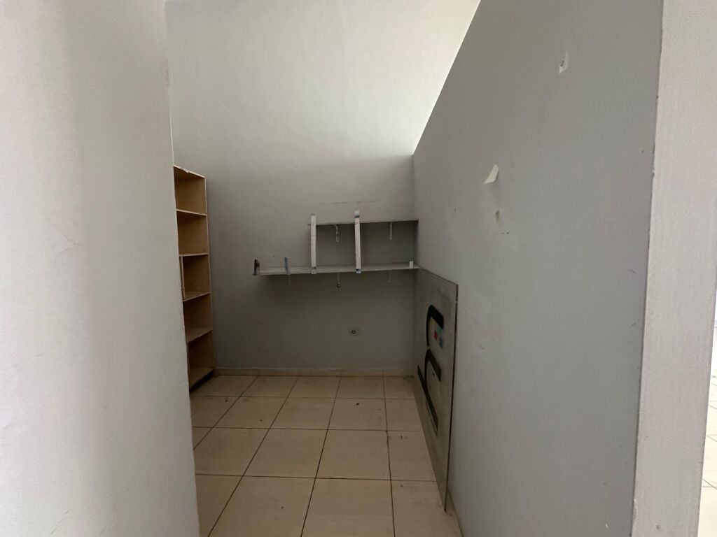 Shitet ambient dyqani Komuna e Parisit