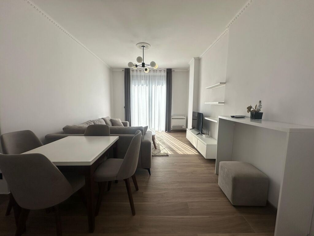 Apartament 1+1 Me Verande+Post Parkimi me Qira Ne Teg  📍Kompleks Residencial vetem 100m nga TEG  ✔️Pozicionim Strategjik ✔️Cilesi Jetese ✔️Siguri Maksimale 24/24h ✔️Bashkejetese Elitare  Specifika : ▫️Ndertim i 2023 ▫️Sistem Kapot ▫️Izolim Akustik dhe Termik ▫️Kati 0 ▫️Ashensor  ▫️Siperfaqe totale 100m2 ▫️Orientim Jug-Perendim    Organizimi: ▫️Living  dhe Kuzhine ▫️Dhome Gjumi ▫️Tualet ▫️Verande   ✅️Parkim i Perfshire ne Cmim  Cmimi 800€ neto  📍Kompleks Residencial,Teg   Apartamenti ndodhet ne nje zone shume te preferuar e te aksesueshme per Banim duke ofruar te gjitha facilitetet e nevojeshme per nje Jetese sa me komode, larg zhurmes se perditeshme.