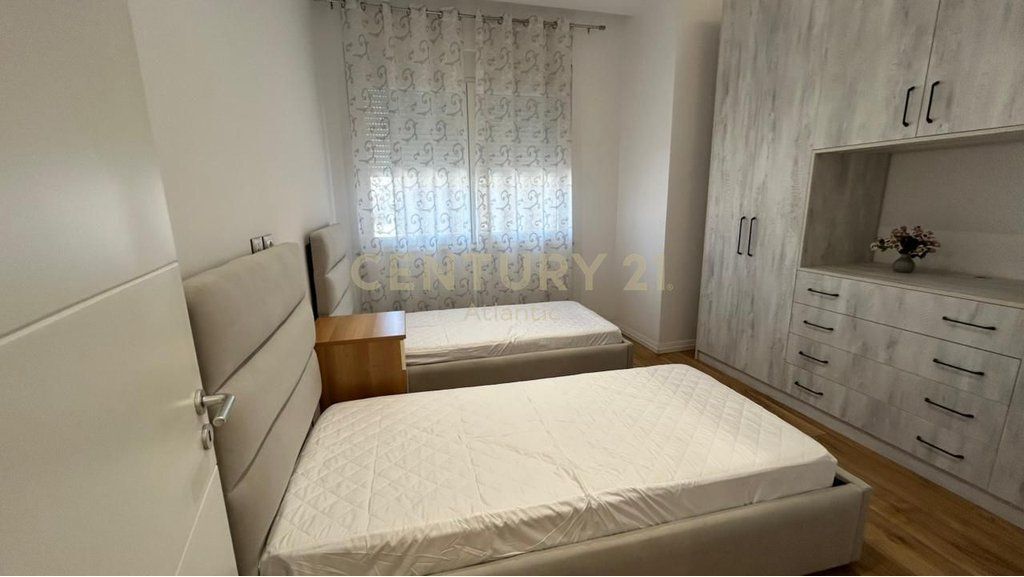 JEPET APARTAMENT ME QERA 2+1+DEPO NE QENDER TE DURRESIT !