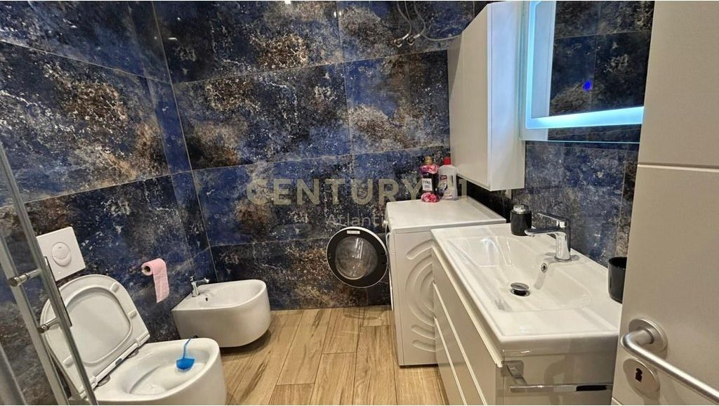 JEPET APARTAMENT ME QERA 2+1+DEPO NE QENDER TE DURRESIT !