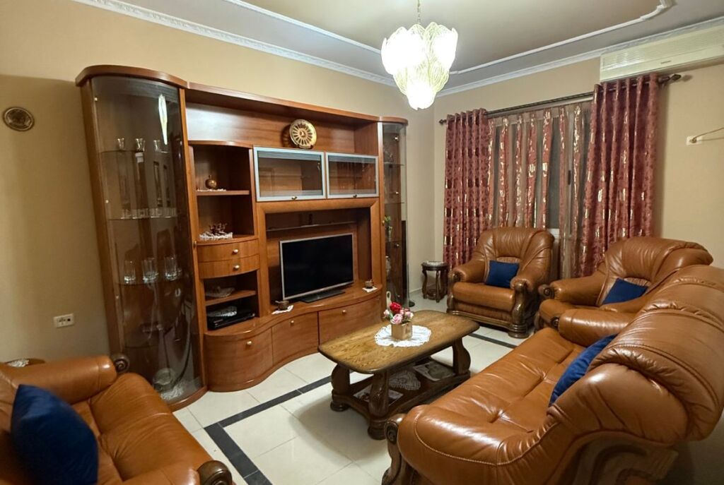 Ne Qender Jepet Me Qera Apartament 1+1 Me Kuzhine Te Vecuar Dhe I Mobiluar