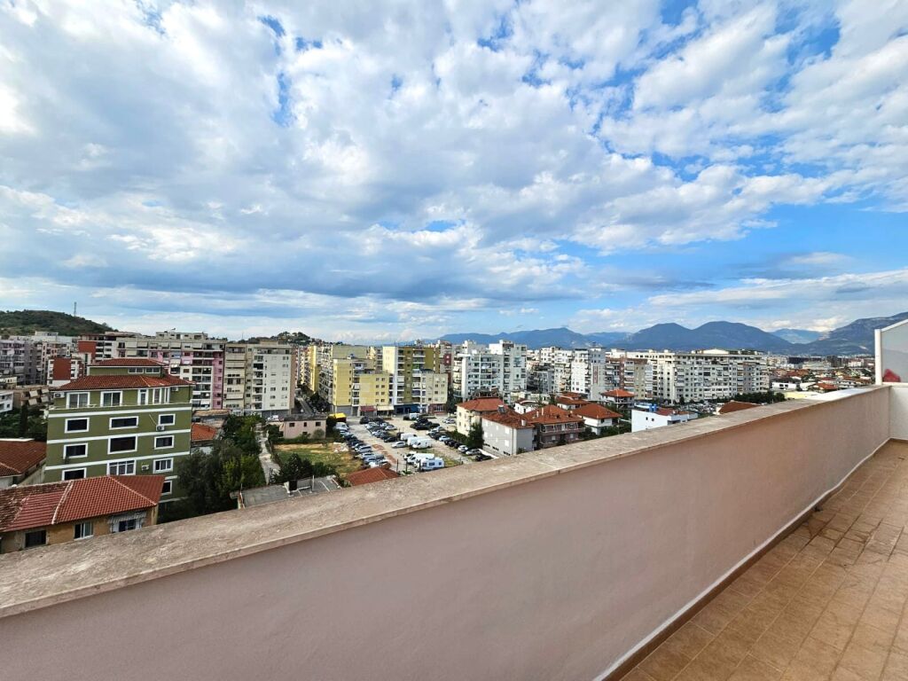 🏡 Affittasi: Ampio Appartamento 2+1 con Grande Veranda