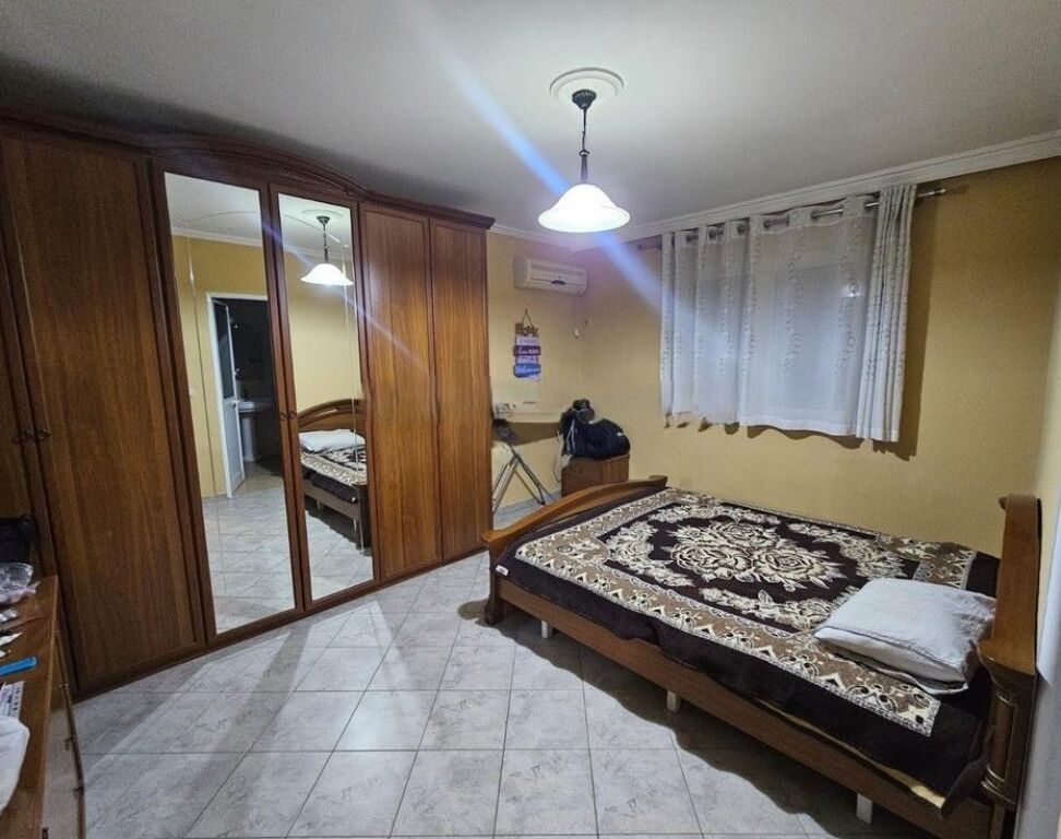 MIHAL GRAMENO, SHESIM APARTAMENT 2+1+2 ME KUZHINE TE VECUAR