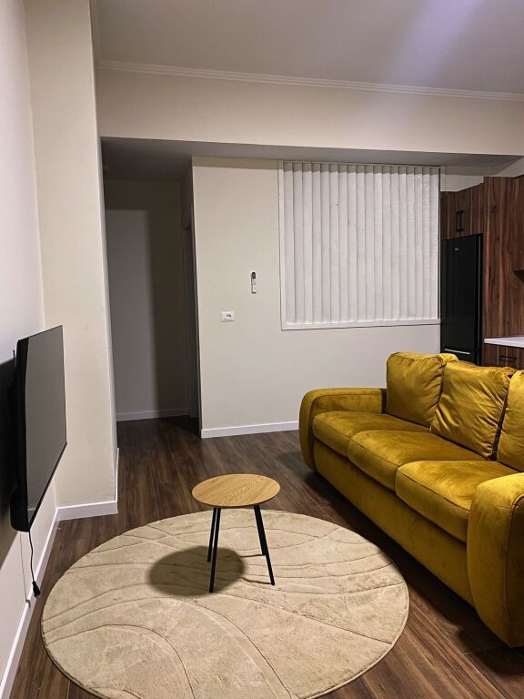 Jepet me Qera: Apartament 1+1 + vendparkim me Hyrje dhe Oborr Privat – Kopshti Zoologjik