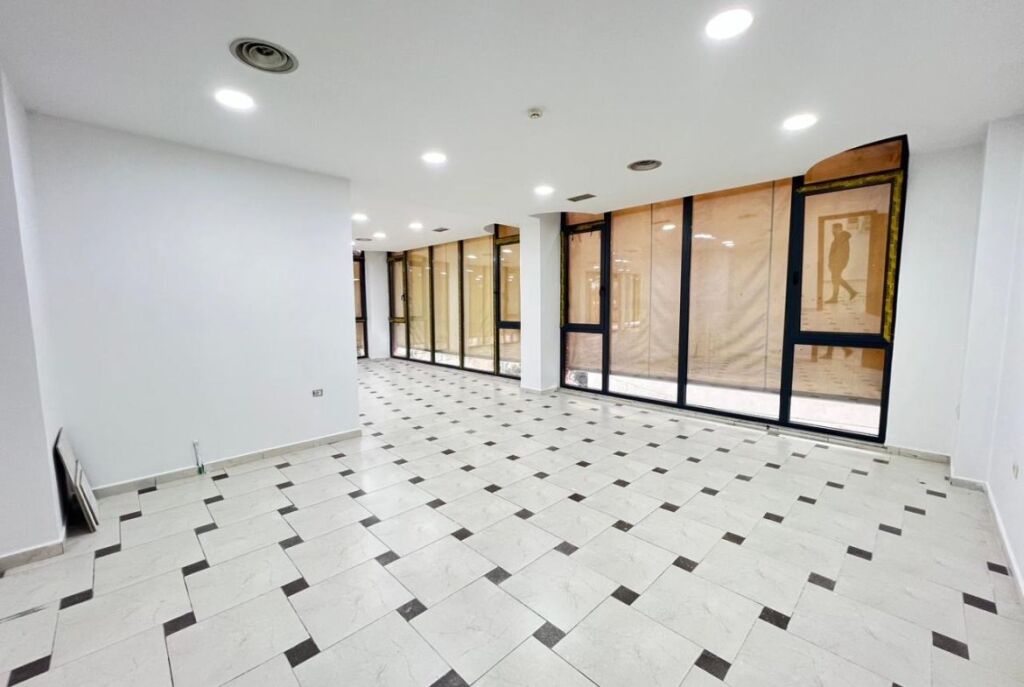 A Myslym Shyr, Locale in Affitto per Clinica a Prezzo Speciale 9,5 €/m²! 2.000€/mese AffittoSuper Prezzo