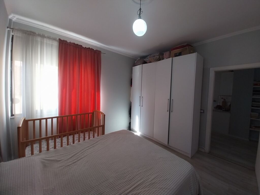 VENDESI DAL PROPRIETARIO APPARTAMENTO 1+1 NUOVO PALAZZO CON ASCENSORE, ARREDATO. ZONA VICINO NELA 6/BLV MIGJENI YZBERISHT/ASTIR - TIRANA.