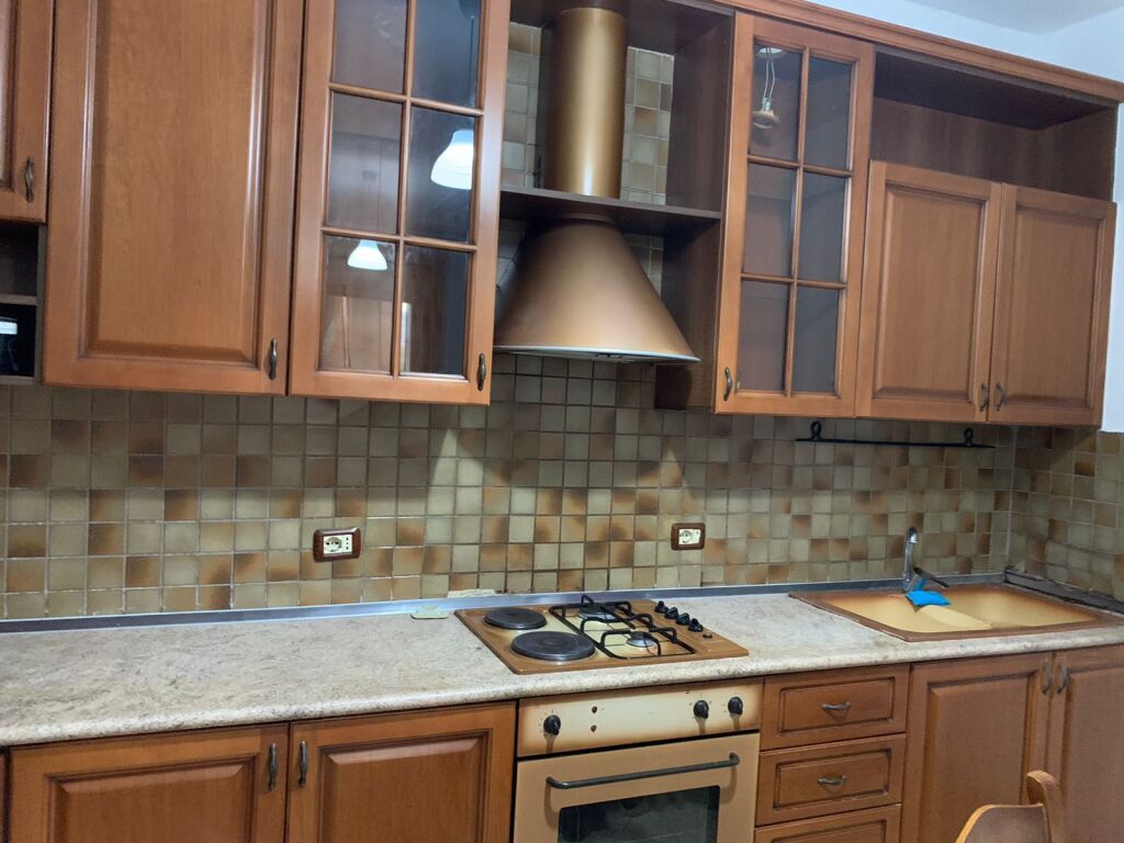 🏢Via 5 Maji, dietro Concord Center, affittasi appartamento 1+1 arredato, 40.000 Leke