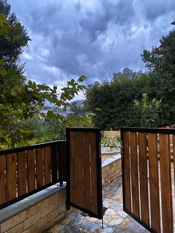 Jepet me Qera: Apartament 1+1 + vendparkim me Hyrje dhe Oborr Privat – Kopshti Zoologjik