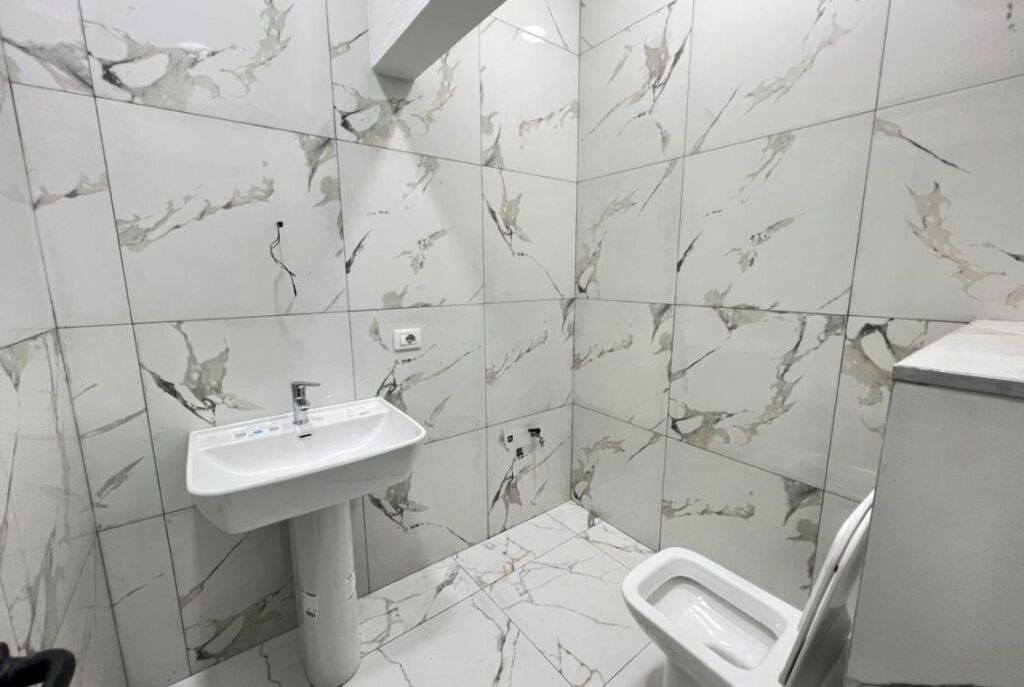 A Myslym Shyr, Locale in Affitto per Clinica a Prezzo Speciale 9,5 €/m²! 2.000€/mese AffittoSuper Prezzo