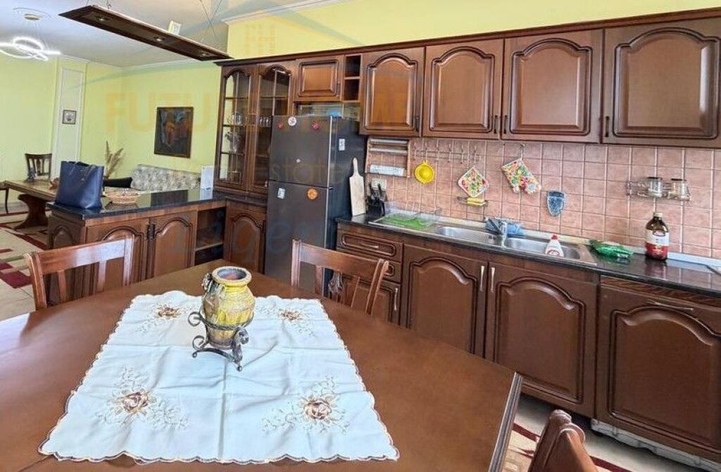 Shitet, Apartament 2+1, Pazari i Ri, Tiranë