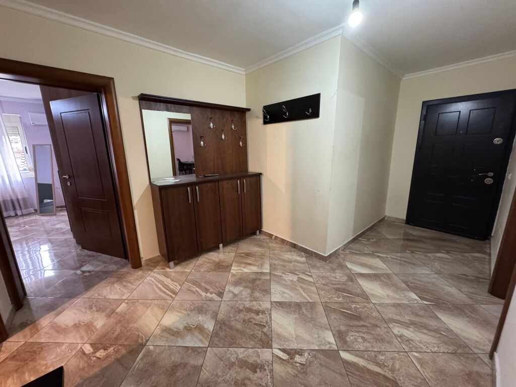 Shitet Apartament 2+1 Ne Qender te Durrsit