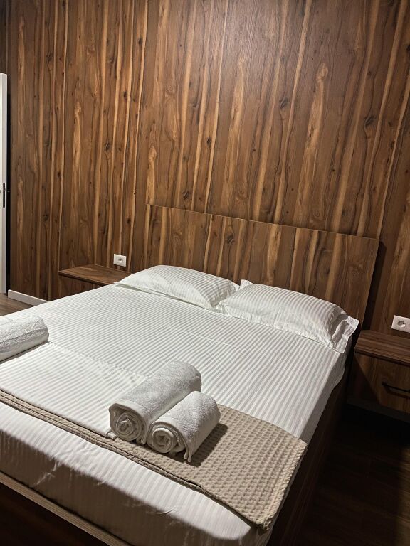 Jepet me Qera: Apartament 1+1 + vendparkim me Hyrje dhe Oborr Privat – Kopshti Zoologjik