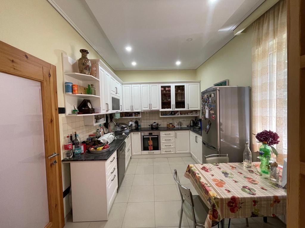 Vile me qira pranë Kompleksit të Vilave Amerikane