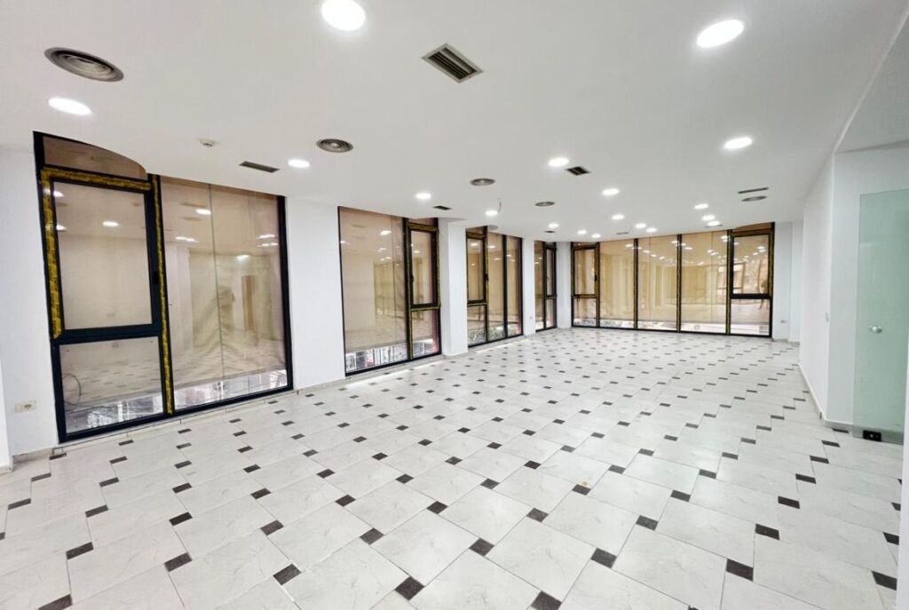 A Myslym Shyr, Locale in Affitto per Clinica a Prezzo Speciale 9,5 €/m²! 2.000€/mese AffittoSuper Prezzo