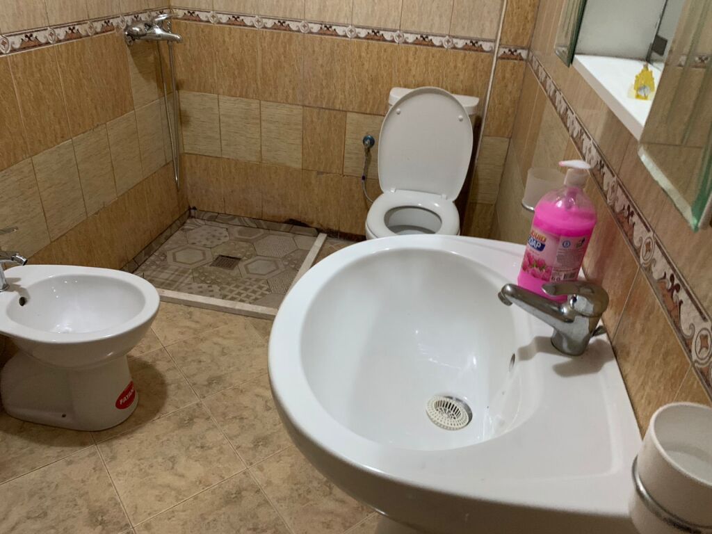 🏢Via 5 Maji, dietro Concord Center, affittasi appartamento 1+1 arredato, 40.000 Leke