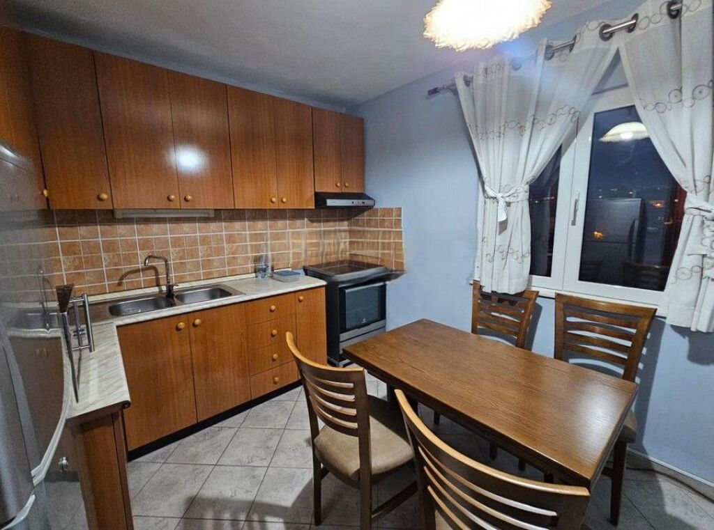 MIHAL GRAMENO, SHESIM APARTAMENT 2+1+2 ME KUZHINE TE VECUAR