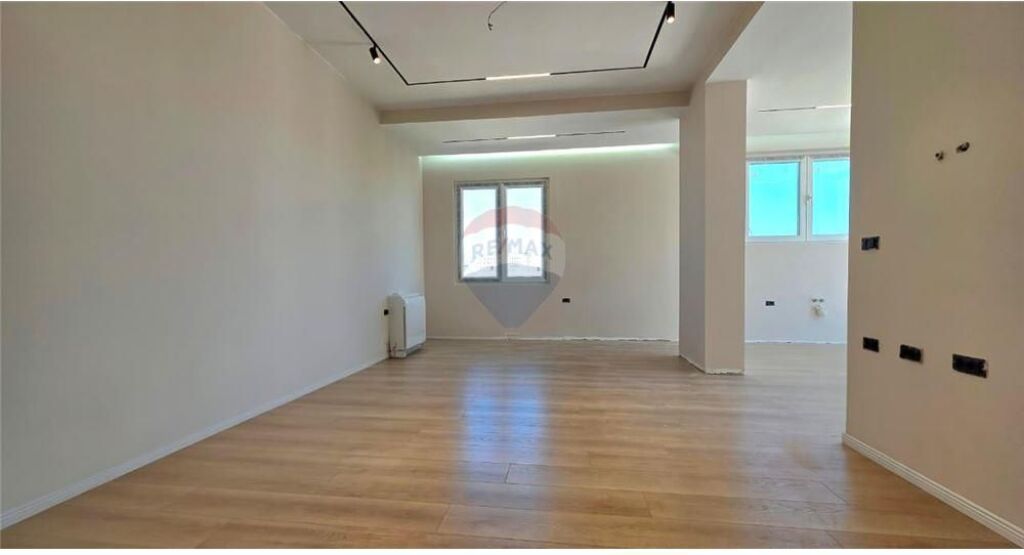 🏡 Penthouse / Papafingo për Shitje – Lungomare, Vlorë