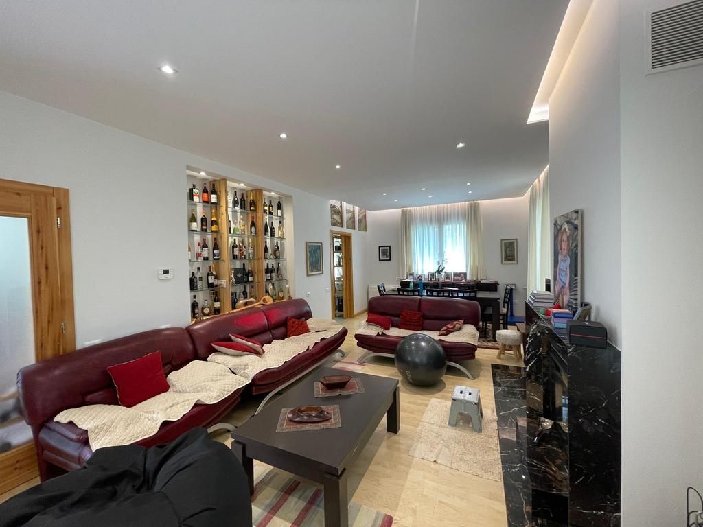 Vile me qira pranë Kompleksit të Vilave Amerikane