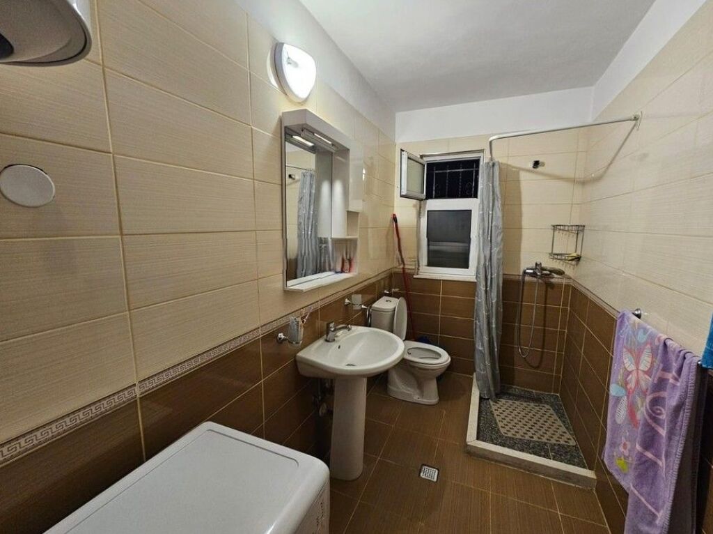 MIHAL GRAMENO, SHESIM APARTAMENT 2+1+2 ME KUZHINE TE VECUAR