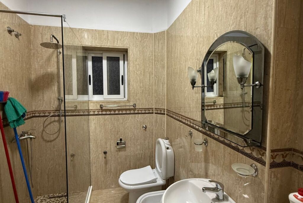 Ne Qender Jepet Me Qera Apartament 1+1 Me Kuzhine Te Vecuar Dhe I Mobiluar