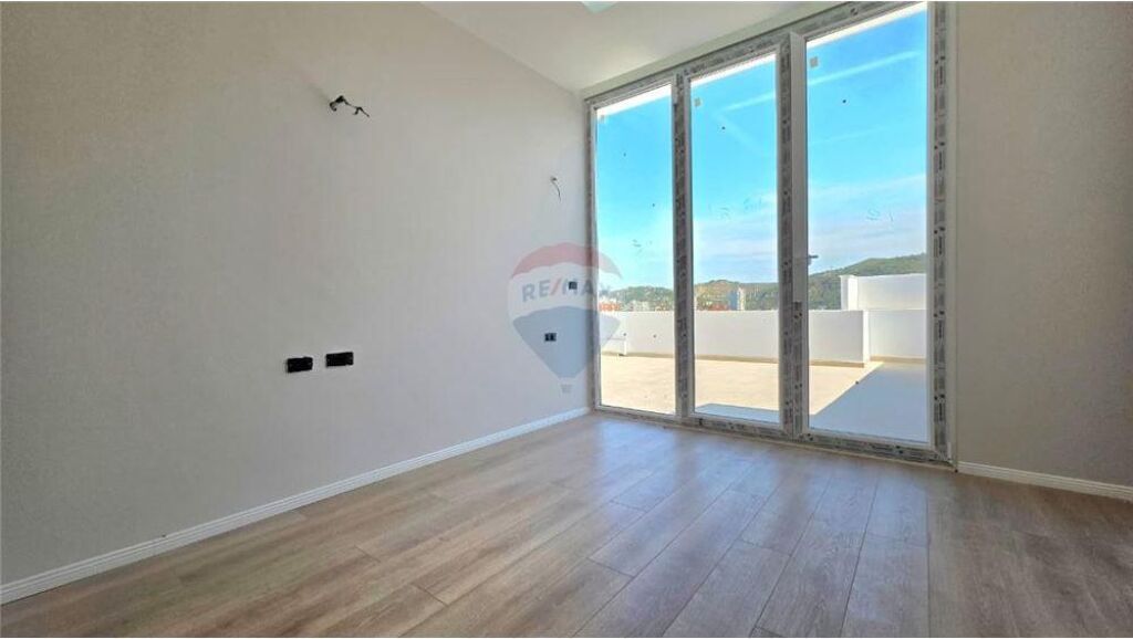 🏡 Penthouse / Papafingo për Shitje – Lungomare, Vlorë