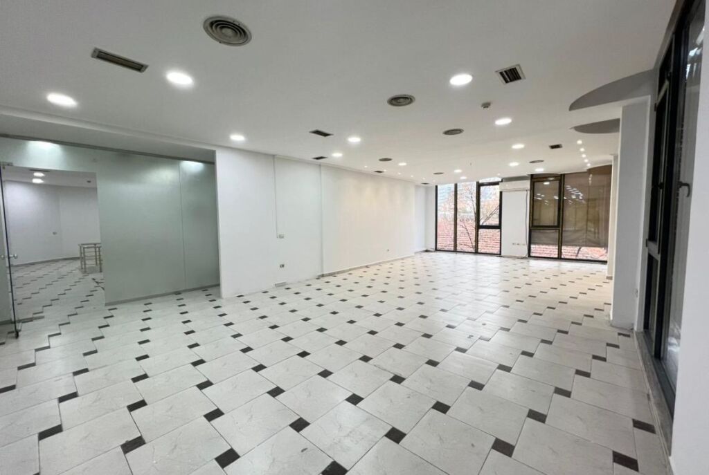 A Myslym Shyr, Locale in Affitto per Clinica a Prezzo Speciale 9,5 €/m²! 2.000€/mese AffittoSuper Prezzo