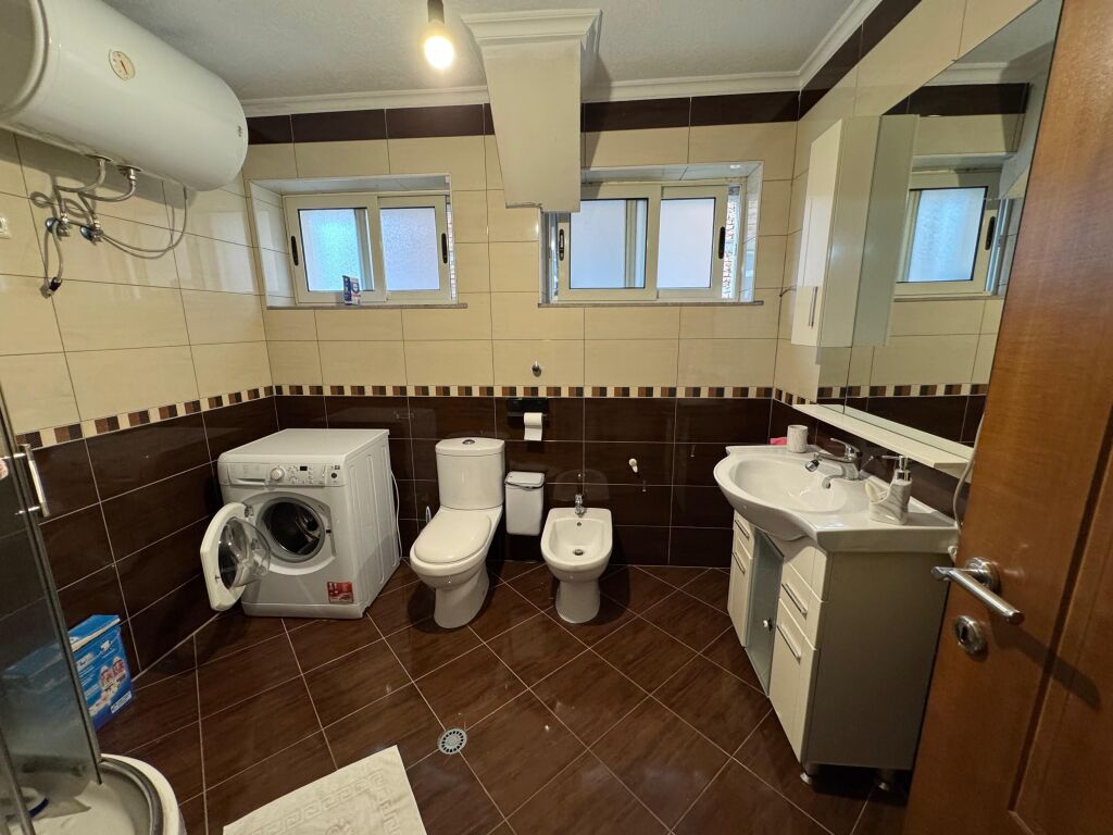 Shitet Apartament 2+1 Ne Qender te Durrsit