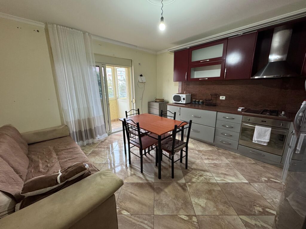 Shitet Apartament 2+1 Ne Qender te Durrsit