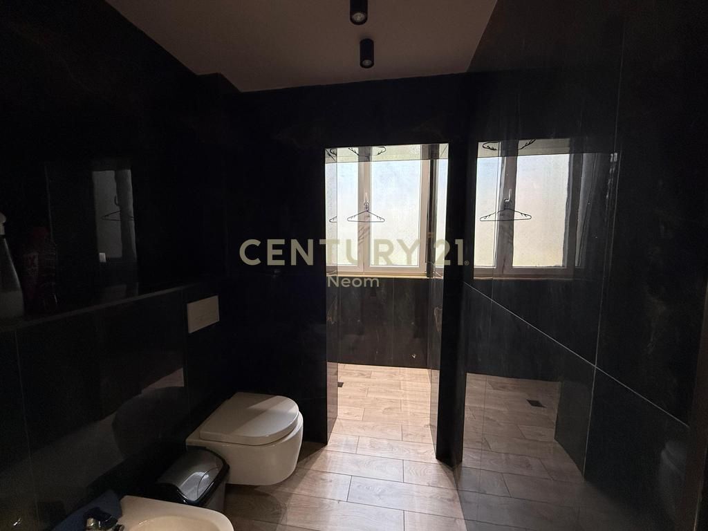 JEPET ME QIRA, AMBIENT KOMERCIAL BUZE RRUGE IRFAN TOMINI