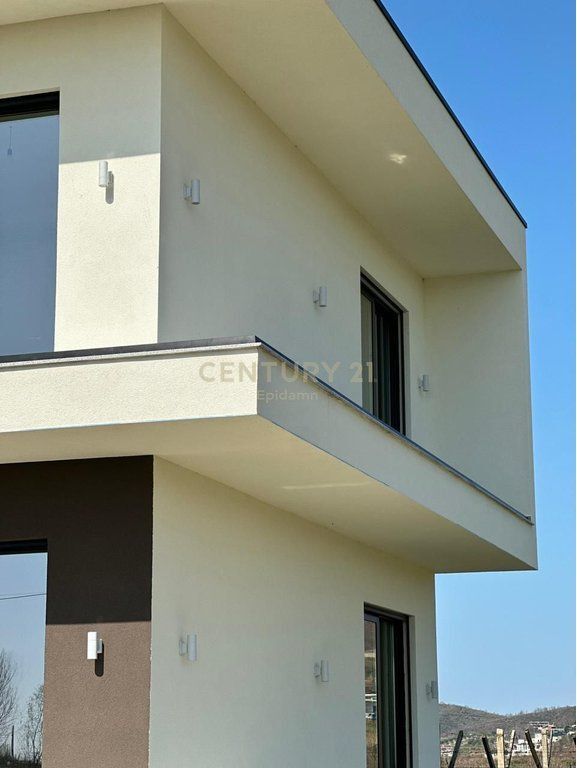 EKSLUZIVE! SHITET VILE INDIVIDUALE ME PISHINE NE GJIRIN E LALZIT! 340.000€