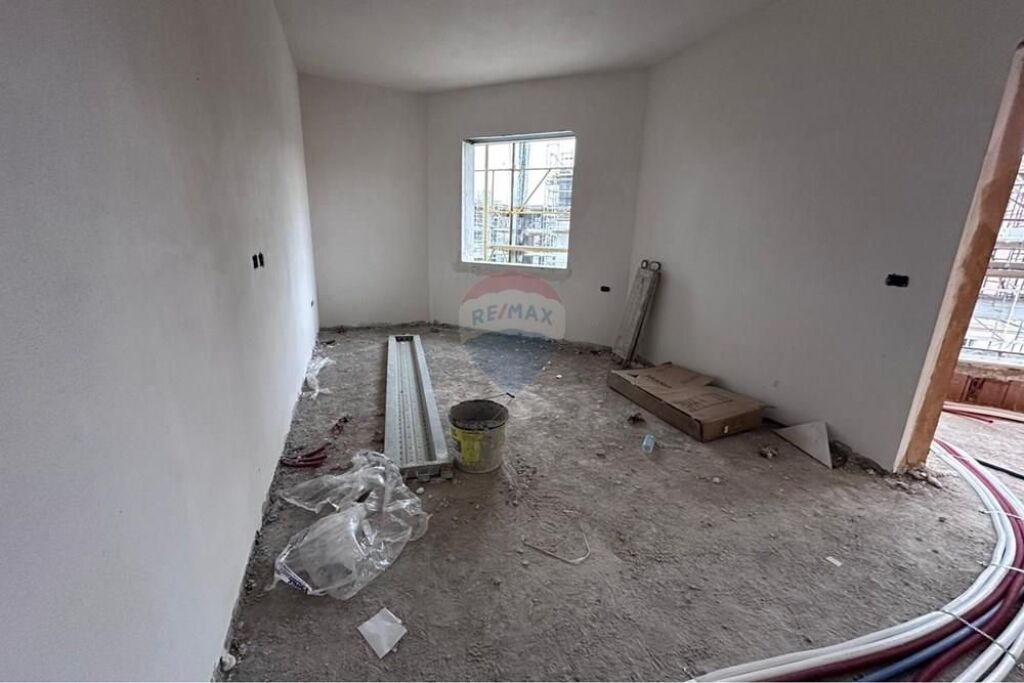 Shitet Apartament 3+1+2 në Paskuqan!