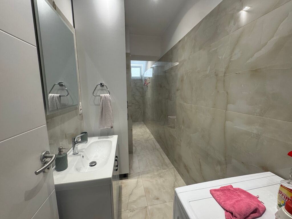 Apartament 2+1 me qira perballe Maternitetit te Ri!