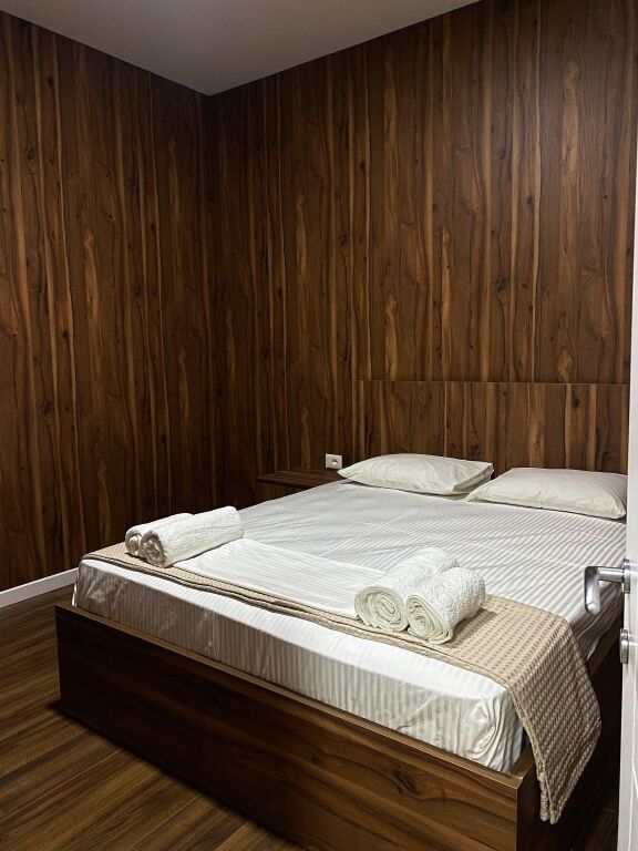 Jepet me Qera: Apartament 1+1 + vendparkim me Hyrje dhe Oborr Privat – Kopshti Zoologjik