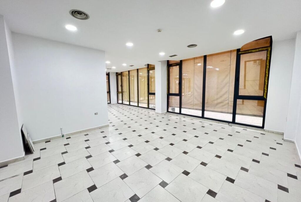 A Myslym Shyr, Locale in Affitto per Clinica a Prezzo Speciale 9,5 €/m²! 2.000€/mese AffittoSuper Prezzo