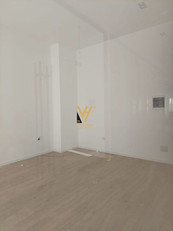 OFFICE 40 M2 FOR RENT AT MINE PEZA 800 EURO