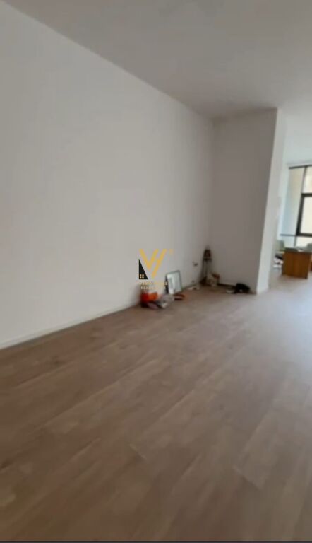 JEPET ZYRE 127 M2 ME QERA TE MINE PEZA 1.900 EURO