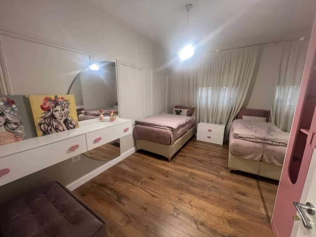 Apartament 2+1 per shitje tek Rruga e Barrikadave!
