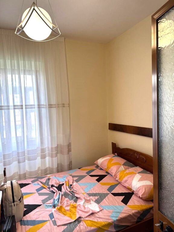 Jepet me Qera Apartamenti 1+1 ne tek Sheshi Willson, Bllok , Liqeni