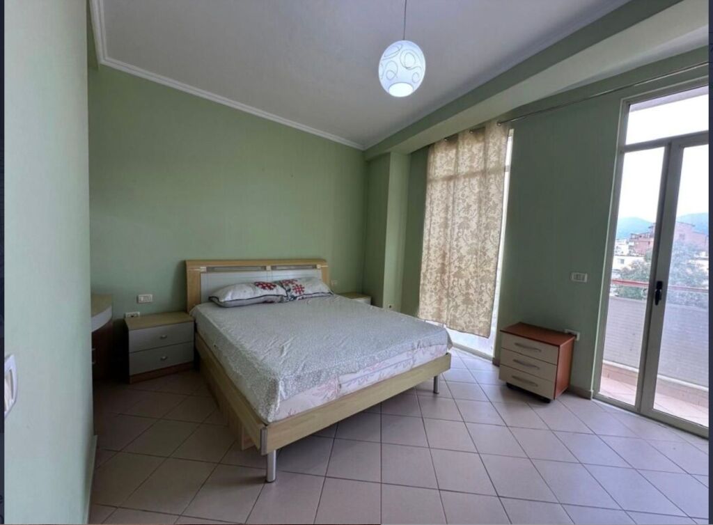 Jepet me qira 1+1 rruga e durresit