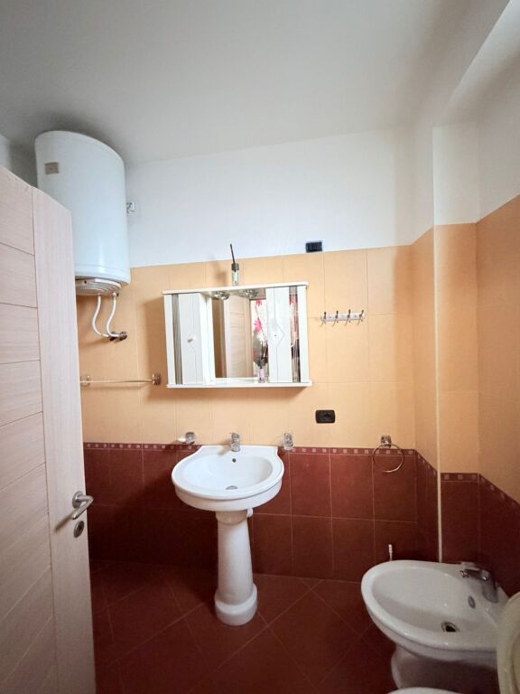 JEPET ME QERA APARTAMENT 2+1 ISH URT, DURRES