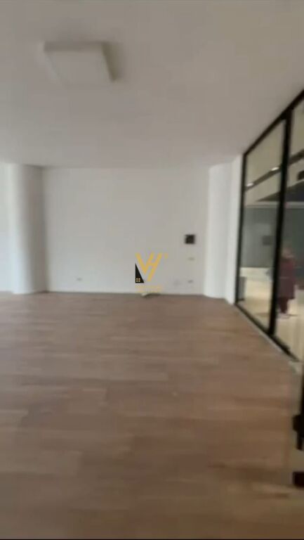 JEPET ZYRE 127 M2 ME QERA TE MINE PEZA 1.900 EURO