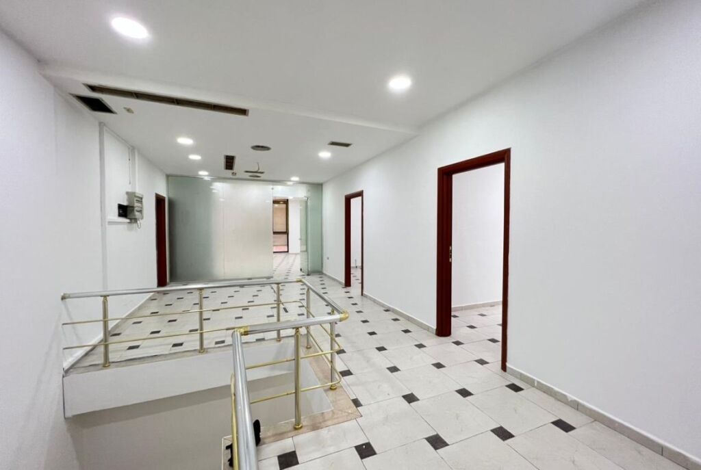 A Myslym Shyr, Locale in Affitto per Clinica a Prezzo Speciale 9,5 €/m²! 2.000€/mese AffittoSuper Prezzo