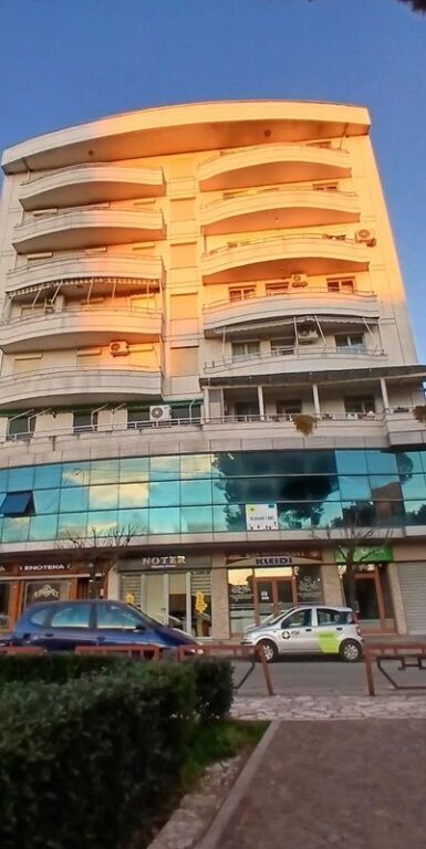 Lezhë qendër shitet apartament 2+1