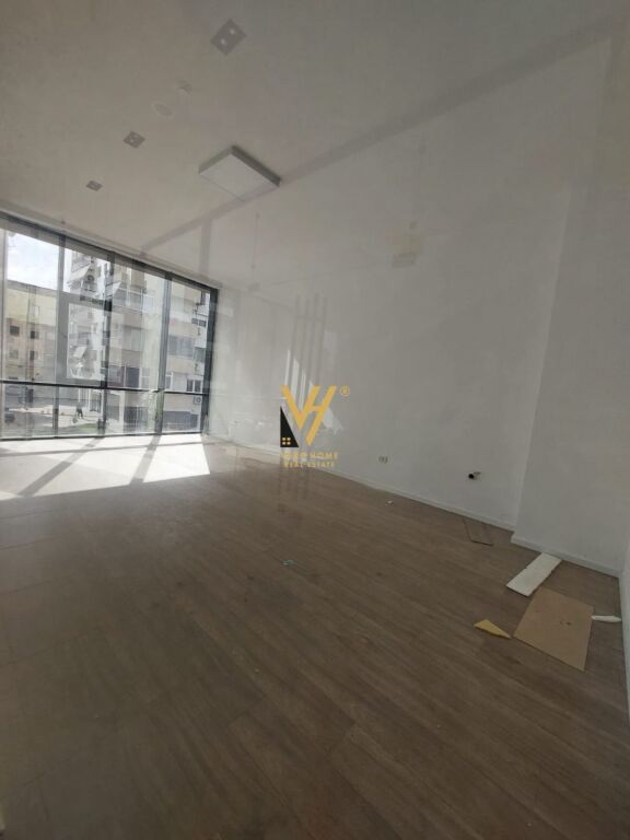 OFFICE 40 M2 FOR RENT AT MINE PEZA 800 EURO