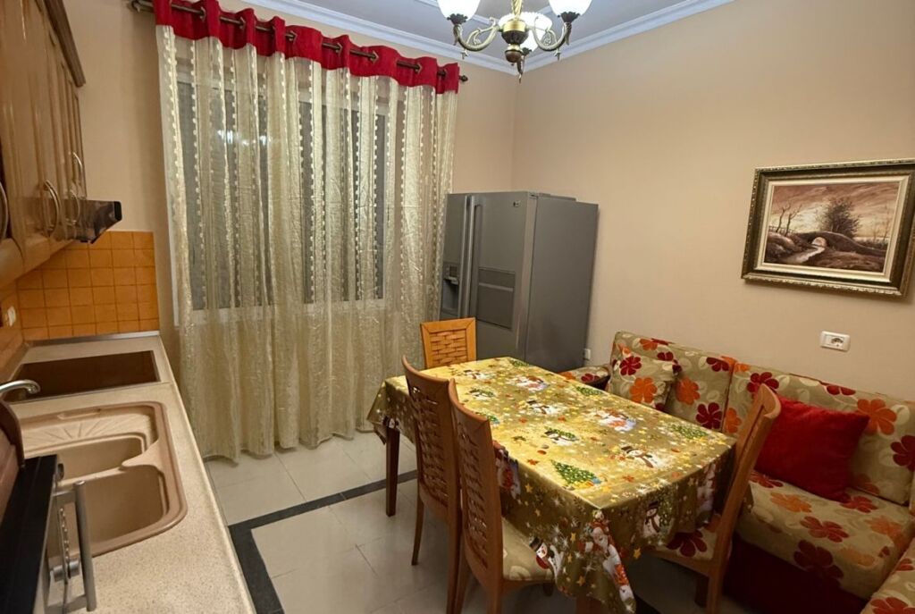 Ne Qender Jepet Me Qera Apartament 1+1 Me Kuzhine Te Vecuar Dhe I Mobiluar